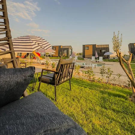 Serenity Village באלאק